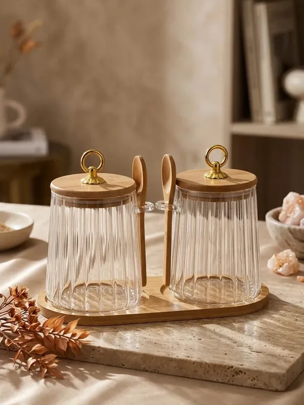 2'li Halka Kapaklı Çizgili Kaşıklı Borosilikat Cam Kavanoz Seti 650 ml, Bambu Standlı bambu stant üzerinde iki kavanoz, ahşap kaşıklarla