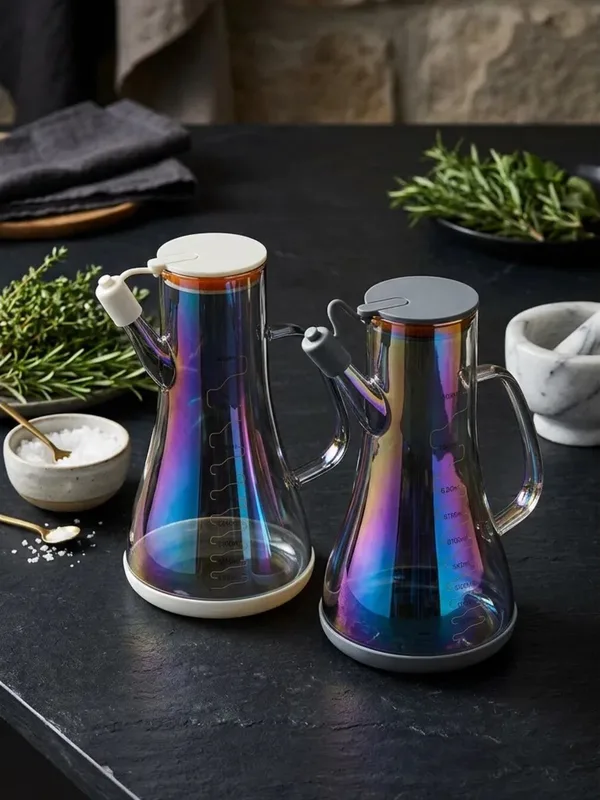 2'li Robin Ölçülü Yanardöner Cam Yağdanlık Seti 1000 ml, Kulplu Kapaklı siyah tezgahta biberiye ve tuz yanında iki yanardöner yağdanlık